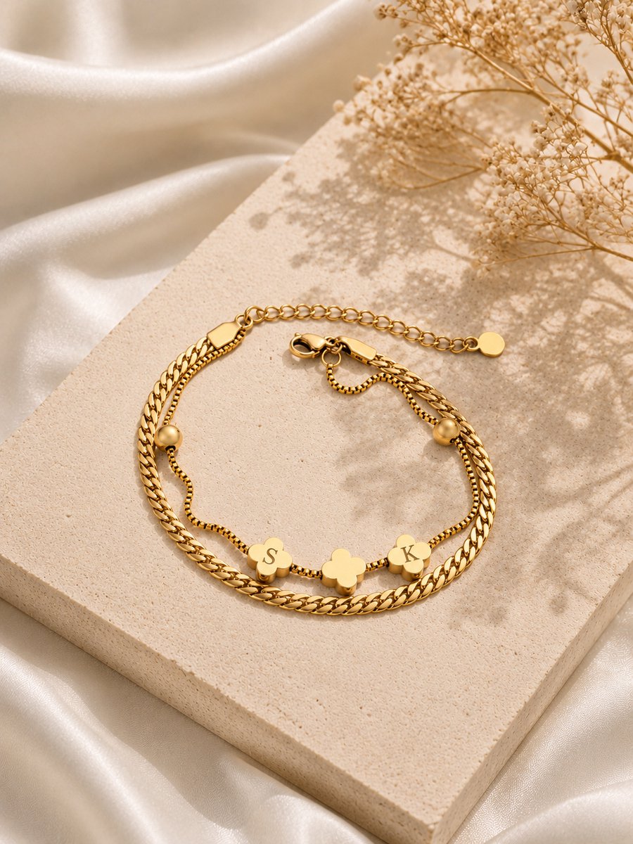 Armband Nola goud gepersonaliseerd sieraad met initialen gegraveerd, leuk persoonlijk cadeau voor moeder, vrouw of vriendin.