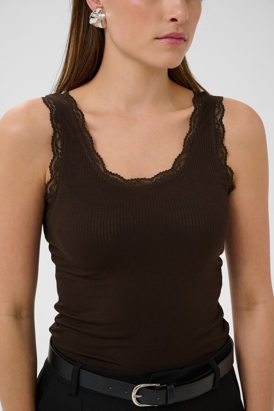 Model draagt een bruine, nauwsluitende tanktop van ribbelstof met kanten rand langs de halslijn.