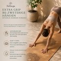 Vrouw in yogahouding op YoZenga mat. Kurkoppervlak met mandalapatroon. Goede grip bij zweet.