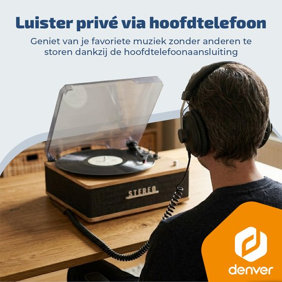 Man luistert via koptelefoon naar platenspeler met houten en zwarte afwerking.