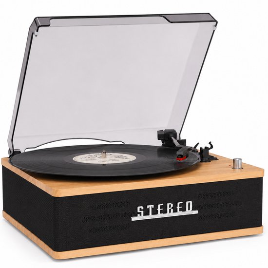 Platenspeler met een vinylplaat, een houten behuizing en zwarte speakerdoek.