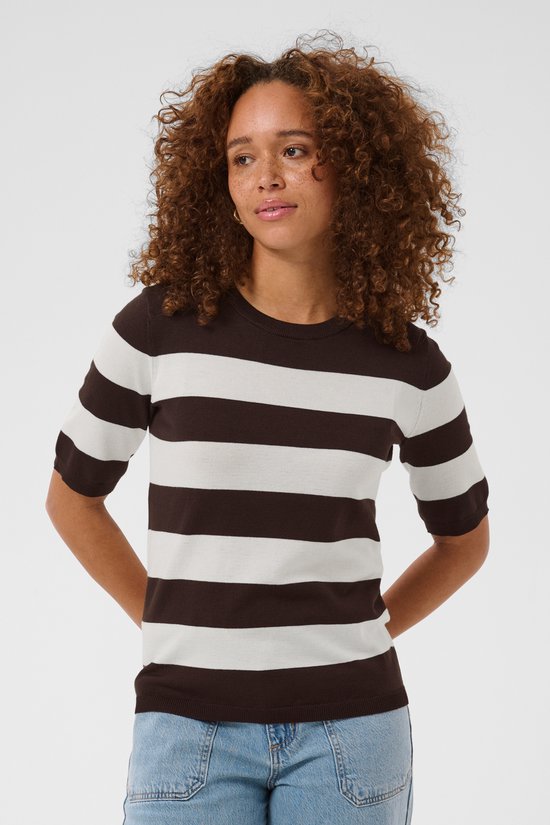 Model met krullend haar draagt een bruin-wit gestreepte trui met driekwart mouwen.