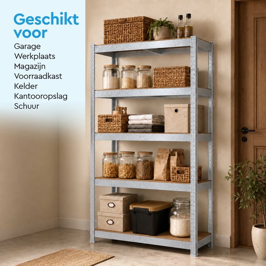Zilverkleurige stellingkast gevuld met diverse voorwerpen in een lichte ruimte met een deur en plant.