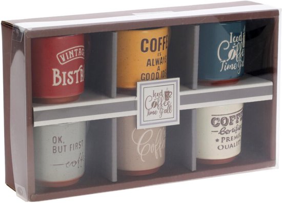 Set van 6 koffiekopjes in een geschenkverpakking, elk met een andere tekst en kleur, zoals rood 'Vintage Bistro', geel 'Coffee is always a good idea', en blauw 'Iced Coffee time y'all'.