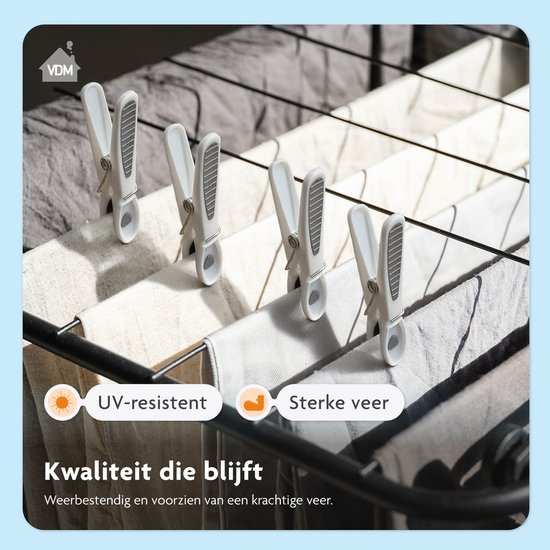 Witte wasknijpers met patronen, aan een wasrek met grijze en beige was.