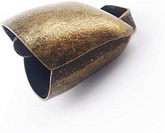 Schuin aanzicht van een bronzen koeienbel die een donker hol interieur onthult.