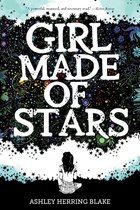 Boekomslag van 'Girl Made of Stars' met een meisje dat naar een sterrenhemel kijkt, met de titel in grote witte letters.