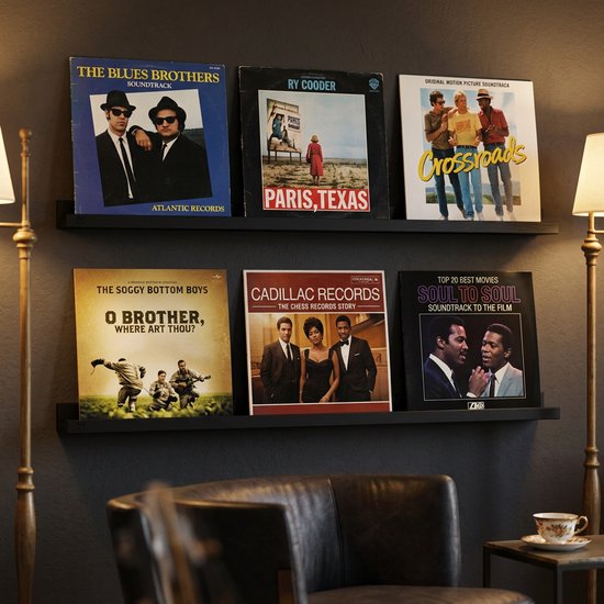Zwarte planken met LP's van The Blues Brothers, Ry Cooder, Crossroads, The Soggy Bottom Boys, Cadillac Records en Soul to Soul.