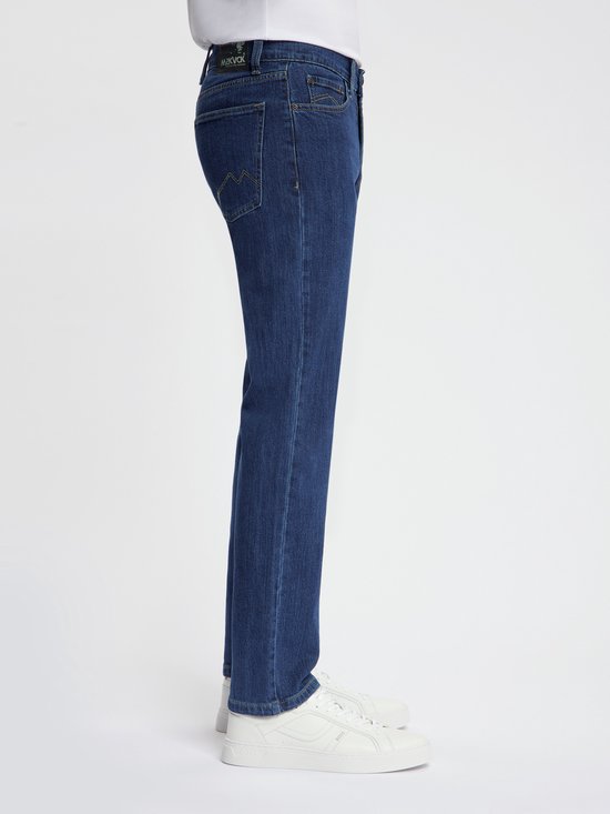 Zijaanzicht van een donkerblauwe jeans, gedragen door een model.