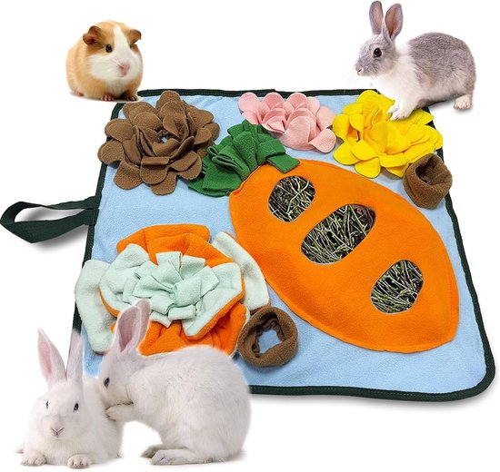 Lichtblauwe snuffelmat met oranje wortel, bloemen in geel, roze, bruin. Konijnen en cavia's.