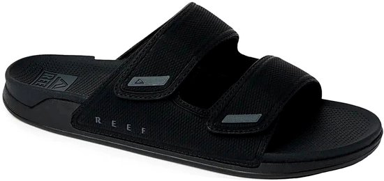 Zwarte synthetische slipper met twee banden en klittenbandsluiting, met REEF logo.
