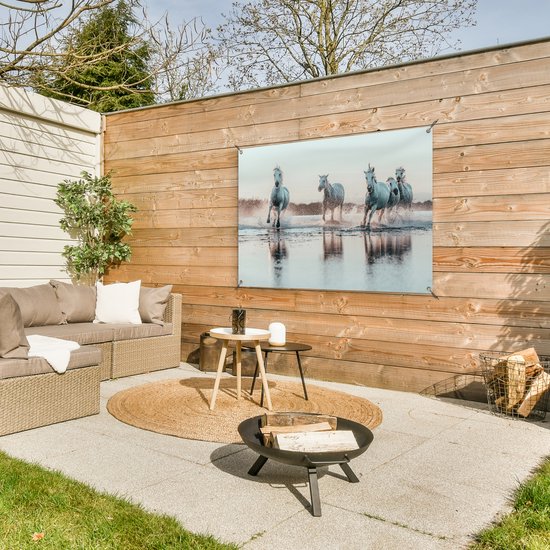 Tuinposter 120x80 cm - Tuindecoratie Wilde witte paarden galopperen door het water in Camargue - Poster voor in de tuin - Buiten decoratie - Schutting tuinschilderij - Tuindoek muurdecoratie - Wanddecoratie balkondoek