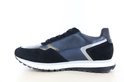 Zwarte sneaker met blauwe en zilverkleurige accenten, suède en gladde panelen, rits en veters.