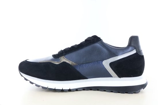 Zwarte sneaker met blauwe en zilverkleurige accenten, suède en gladde panelen, rits en veters.