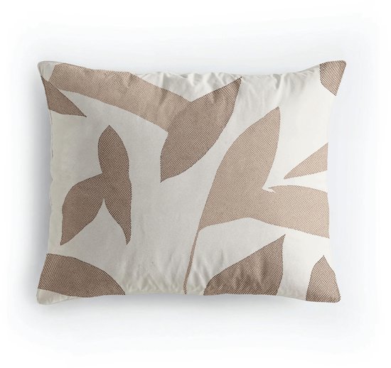 Kussensloop met beige herfstbladerenprint op een off-white achtergrond.