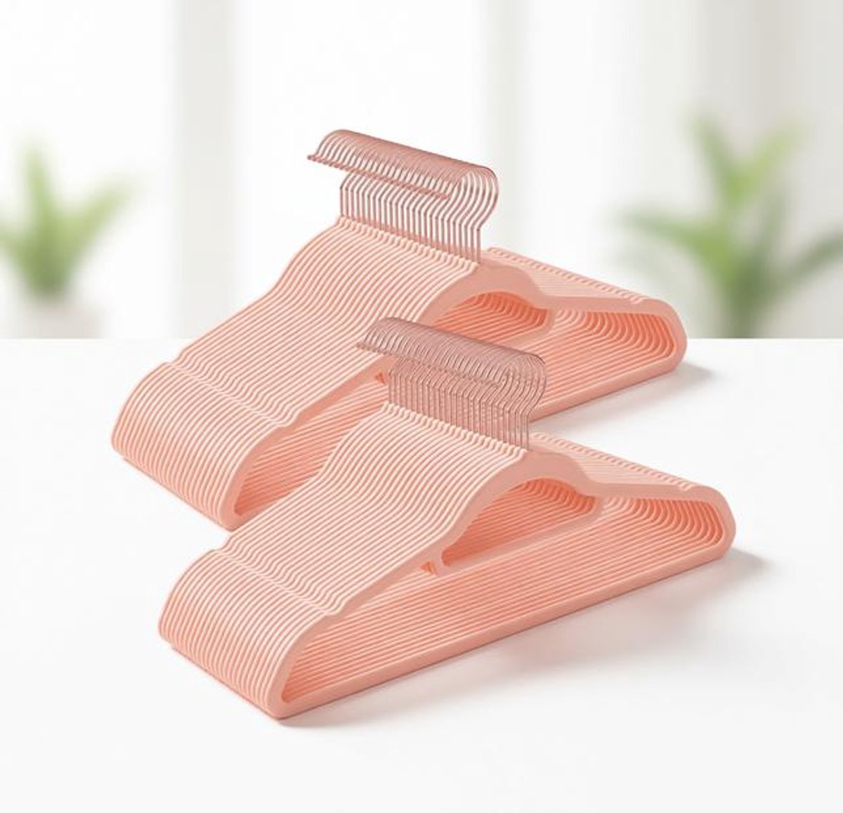 ElleMooi Fluwelen Kleerhangers Antislip - Set van 50 - Roségoud/Lichtroze - 43,5 cm - 360° Draaibare Haak - Ruimtebesparend voor Jas en Broek