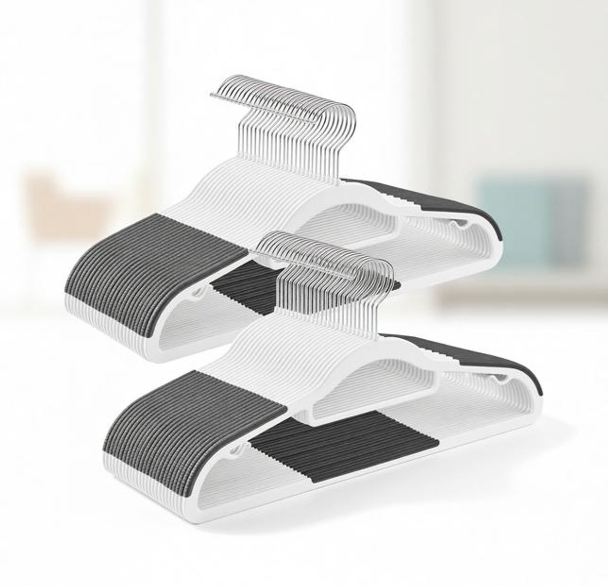 ElleMooi 50 Kleerhangers van Robuust Kunststof met Antislip Design, Ruimtebesparend, 0,6 cm Dik, 360 Graden Draaibaar, Lengte 42 cm, Wit en Donkergrijs - Set van 50