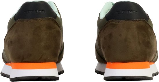 Achteraanzicht van twee groene sneakers met mintgroene voering en oranje accenten op de zool.