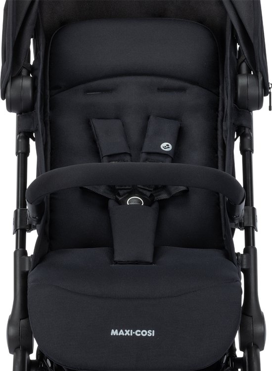 Zitting van zwarte buggy met 5-puntsgordel en Maxi-Cosi logo.
