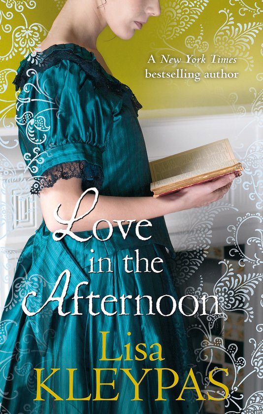 Une femme dans une robe verte à jupe volumineuse tient un livre. "Love in the Afternoon" par Lisa Kleypas.