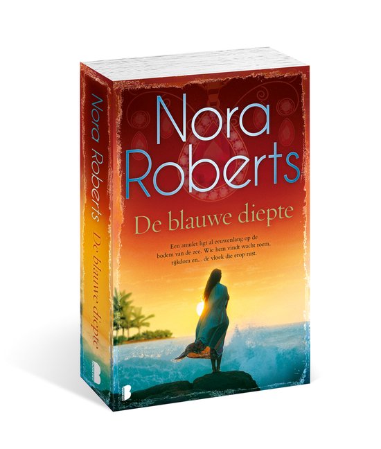 Boekomslag met de titel 'Nora Roberts De blauwe diepte'. Een vrouw staat op een rots aan zee bij zonsondergang.