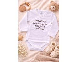 Omslag Romper Baby – Woohoo, een mini versie van jullie op komst… – Zwangerschap Aankondiging – Geborduurd – Newborn Cadeau – Unisex babykleding - omslagromper - 100% katoen - baby aankondiging - originele zwangerschaps reveal