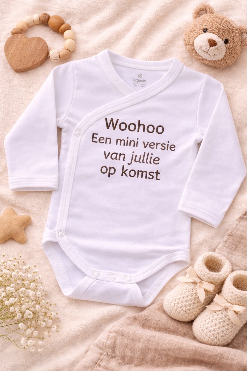 Omslag Romper Baby – Woohoo, een mini versie van jullie op komst… – Zwangerschap Aankondiging – Geborduurd – Newborn Cadeau – Unisex babykleding - omslagromper - 100% katoen - baby aankondiging - originele zwangerschaps reveal