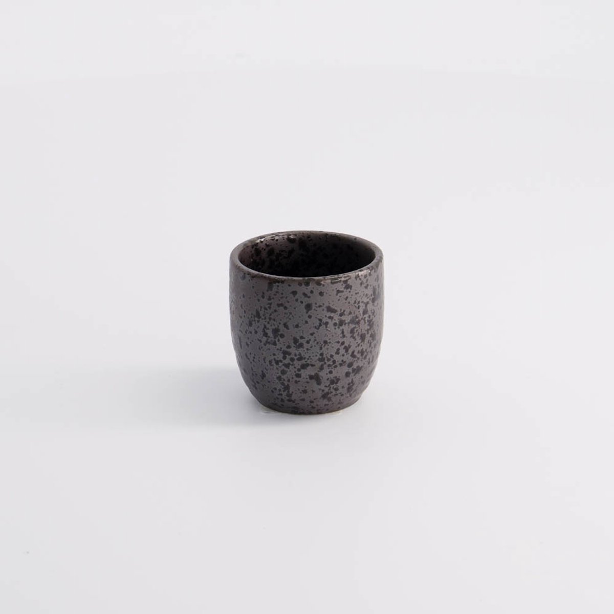 Tokyo Design Studio - Sake Cup - Tetsusabi Zwart - 50 ml - 4,5 x 4,5 cm