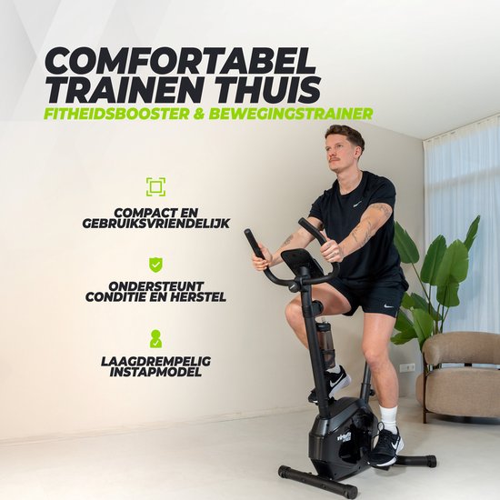 Man op zwarte hometrainer met display. Tekst: Comfortabel trainen thuis, fitheidsbooster & bewegingstrainer, compact en gebruiksvriendelijk, ondersteunt conditie en herstel, laagdrempelig instapmodel.