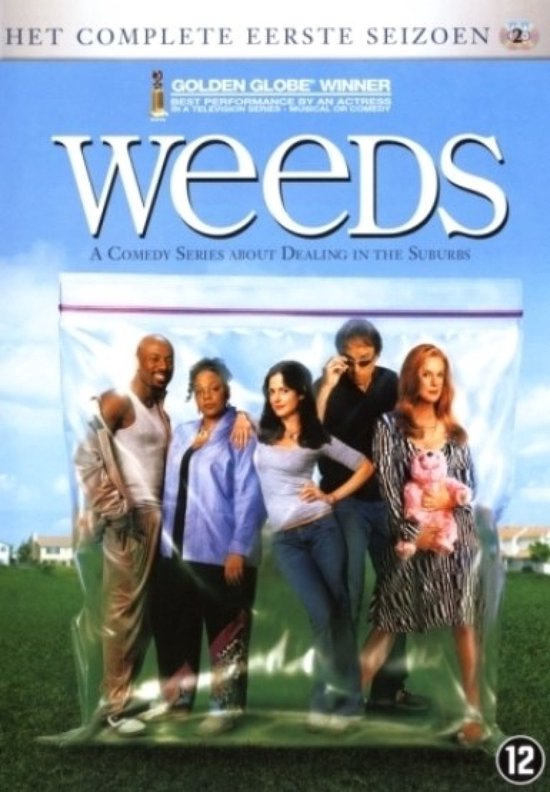 Vijf mensen staan in een plastic zak voor een grasveld met huizen. De titel 'Weeds' staat bovenaan.