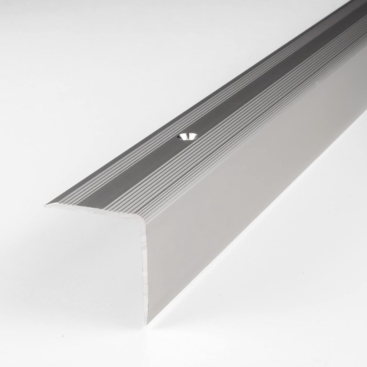 Trapneus Profiel - Trapprofiel Hoekprofiel - Trap Randen Beschermen - Geboord Aluminium - 2700 mm Lengte - Zilver