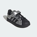 Zilverkleurige sneaker met zwarte strepen, klittenband en neus. Adidas logo.