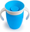 Blauwe Munchkin Miracle 360° drinkbeker met witte handvatten.