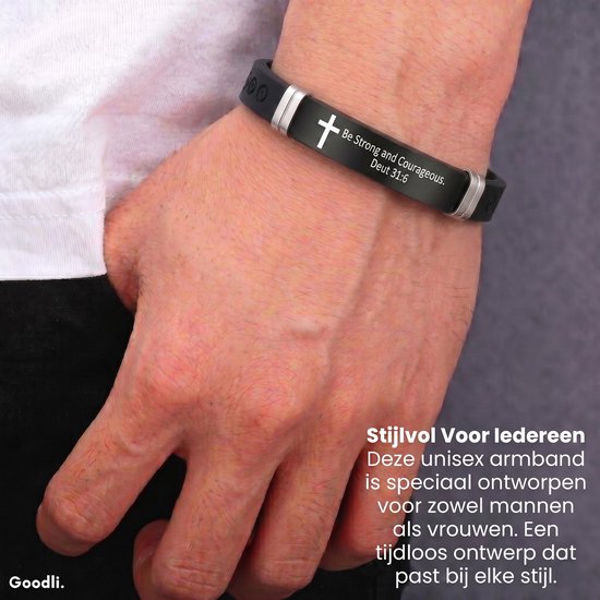 Een man draagt een zwarte siliconen armband met de tekst "Be Strong and Courageous. Deut 31:6".