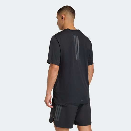 Man met zwart Adidas performance shirt met korte mouwen, detail van drie reflecterende strepen op de rug.
