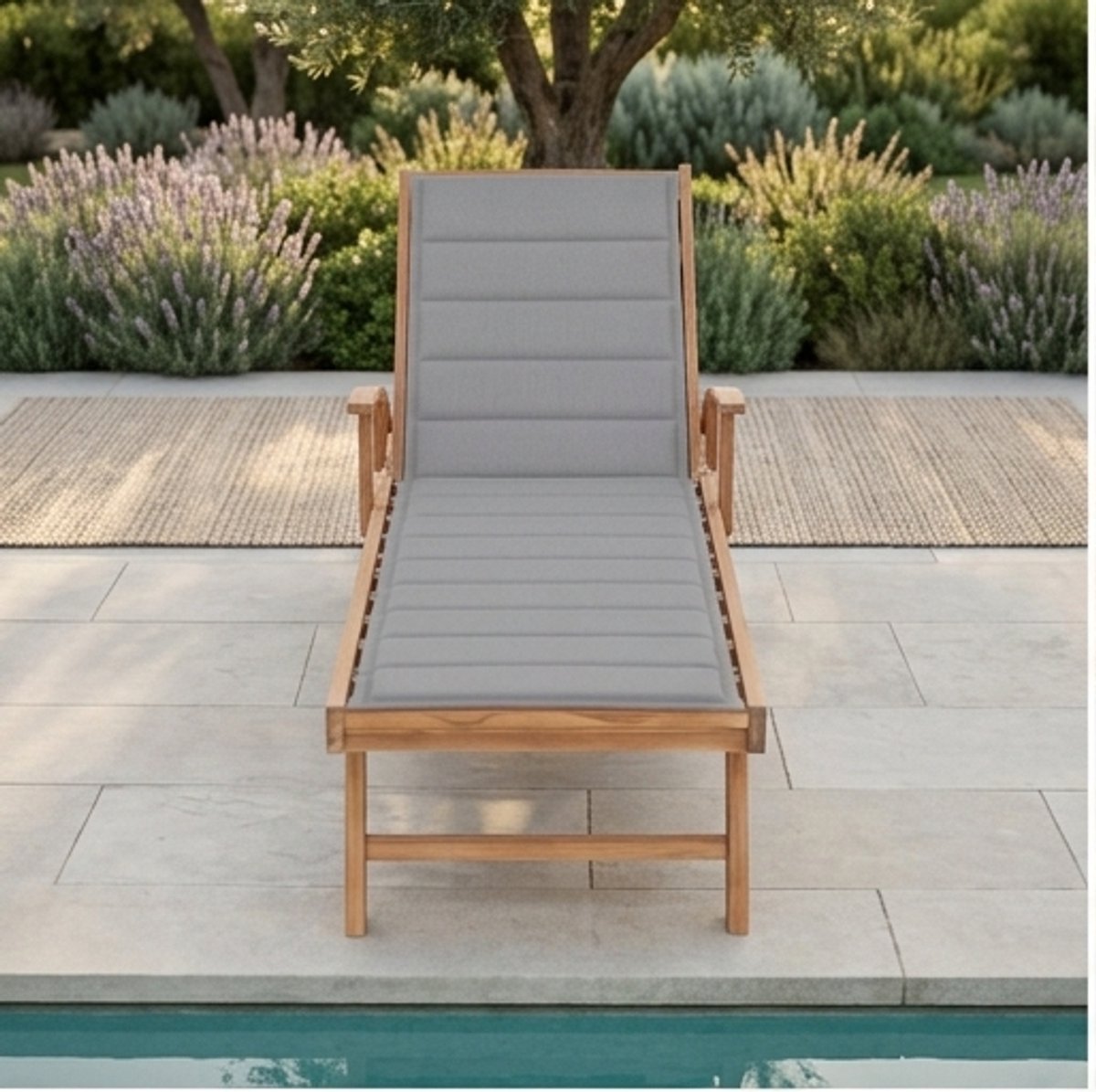 Luxe Teak Sun Lounger Set van 2 met Tafel en Kussens – Verstelbare Tuinligbedden van Massief Teak en Staal – Weerbestendig Outdoor Ligbed voor Tuin, Terras en Zwembad – IndustroHome