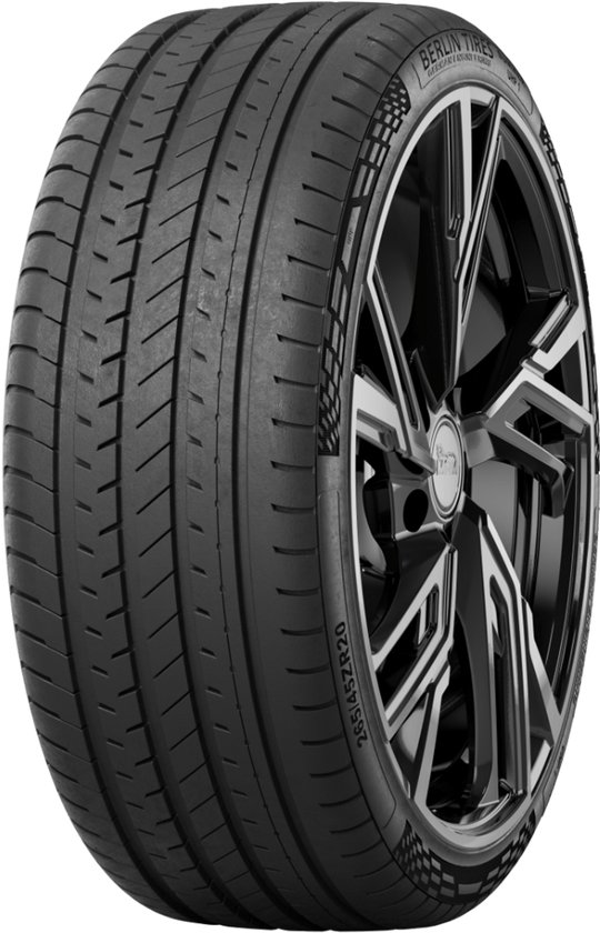 Zwarte autoband met velg in meerspaaks design, gepolijste accenten en "BERLIN TIRES"