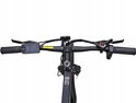 Detail van het stuur van een zwarte elektrische fiets met digitaal display, remhendels en bel.