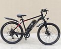 Zwarte elektrische mountainbike met rode accenten en schokdempers.