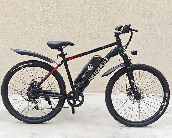 Zwarte elektrische mountainbike met rode accenten en schokdempers.