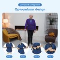 Vrouw in paarse vest staat met een zwarte wandelstok, met illustraties van het opvouwproces.
