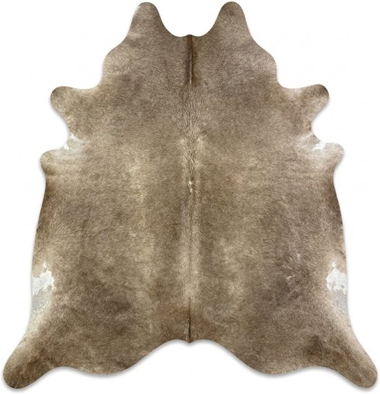 Een taupe gemêleerde koeienhuid op een witte achtergrond.
