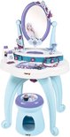 Een witte speelgoedkaptafel met blauwe pootjes, spiegel met Frozen-afbeelding, kam, flesjes en sieraden. Een bijpassend krukje staat ervoor.