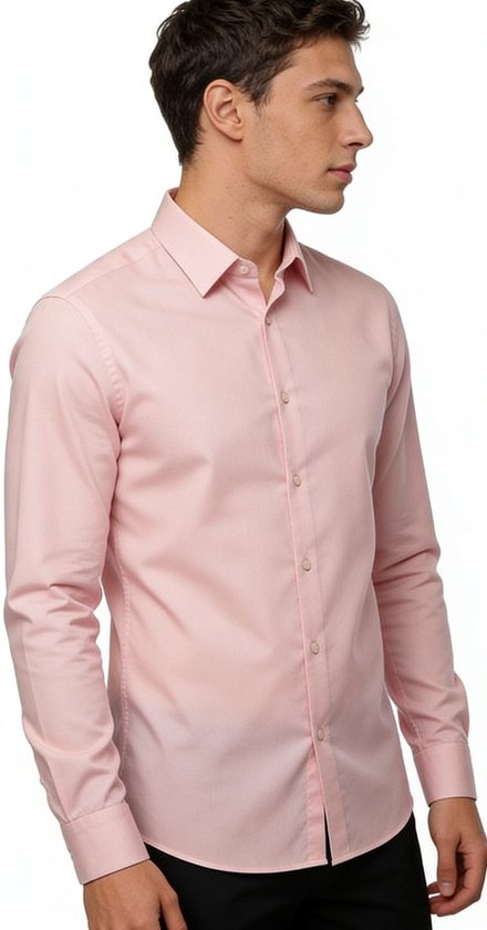 Model draagt een lichtroze slim fit overhemd met lange mouwen, zijaanzicht.
