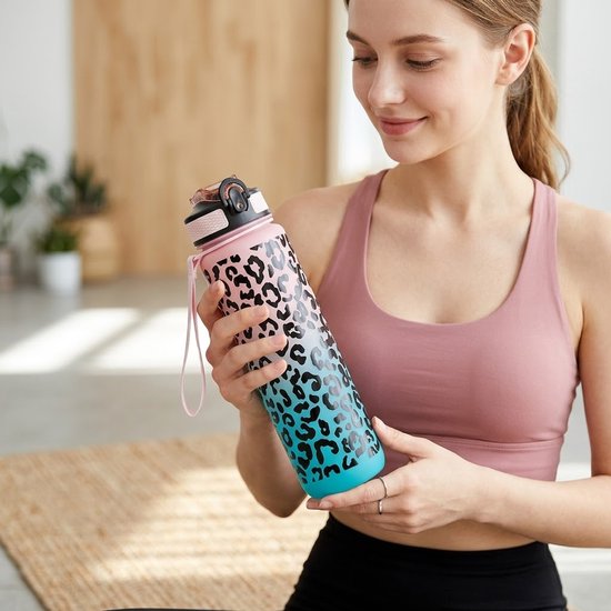 Roze turquoise kleurverloop waterfles bidon dames met zwart luipaard patroon en draaglus - herbruikbare sport waterfles met flip drinkdop en sluitclip voor fitness sport fietsen school kantoor en outdoor gebruik — afbeelding 2