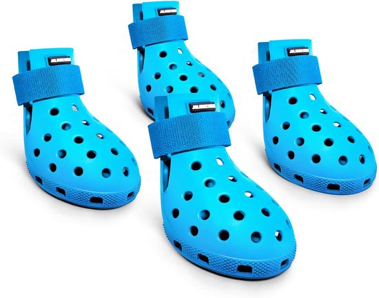Vier helderblauwe hondenschoenen met klittenbandsluiting en ronde ventilatiegaten.