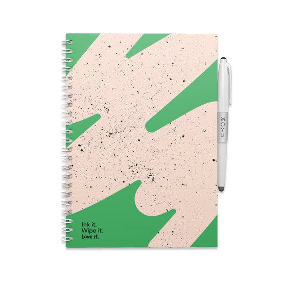 Carnet blanc à spirales, imprimé d'un motif abstrait vert et rose avec des mouchetures noires. Un stylo blanc avec logo est placé à côté. Texte : "Ink it. Wipe it. Love it."