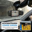 Dashcam gemonteerd op de voorruit, toont parkeerlijnen op het scherm. Klein beeld van een achteruitrijcamera op een kentekenplaat.