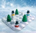 Sneeuwlandschap met vijf sneeuwpoppen, bomen en witte ballen.