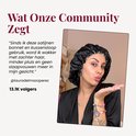 Model met zwarte satijnen slaapmuts die een kusgebaar maakt. De tekst bevat een klantbeoordeling.